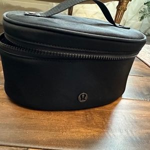 Lululemon Oval Top Access bag 3.5L Like New
